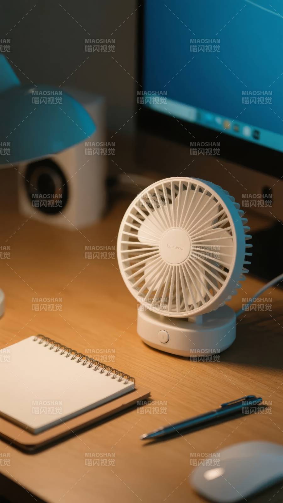 桌面迷你风扇与办公用品图片