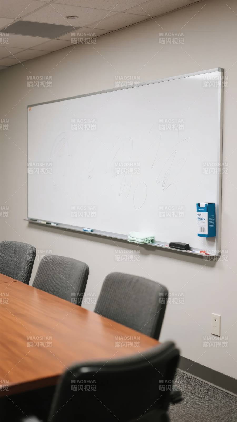 会议室内的白板与会议桌图片