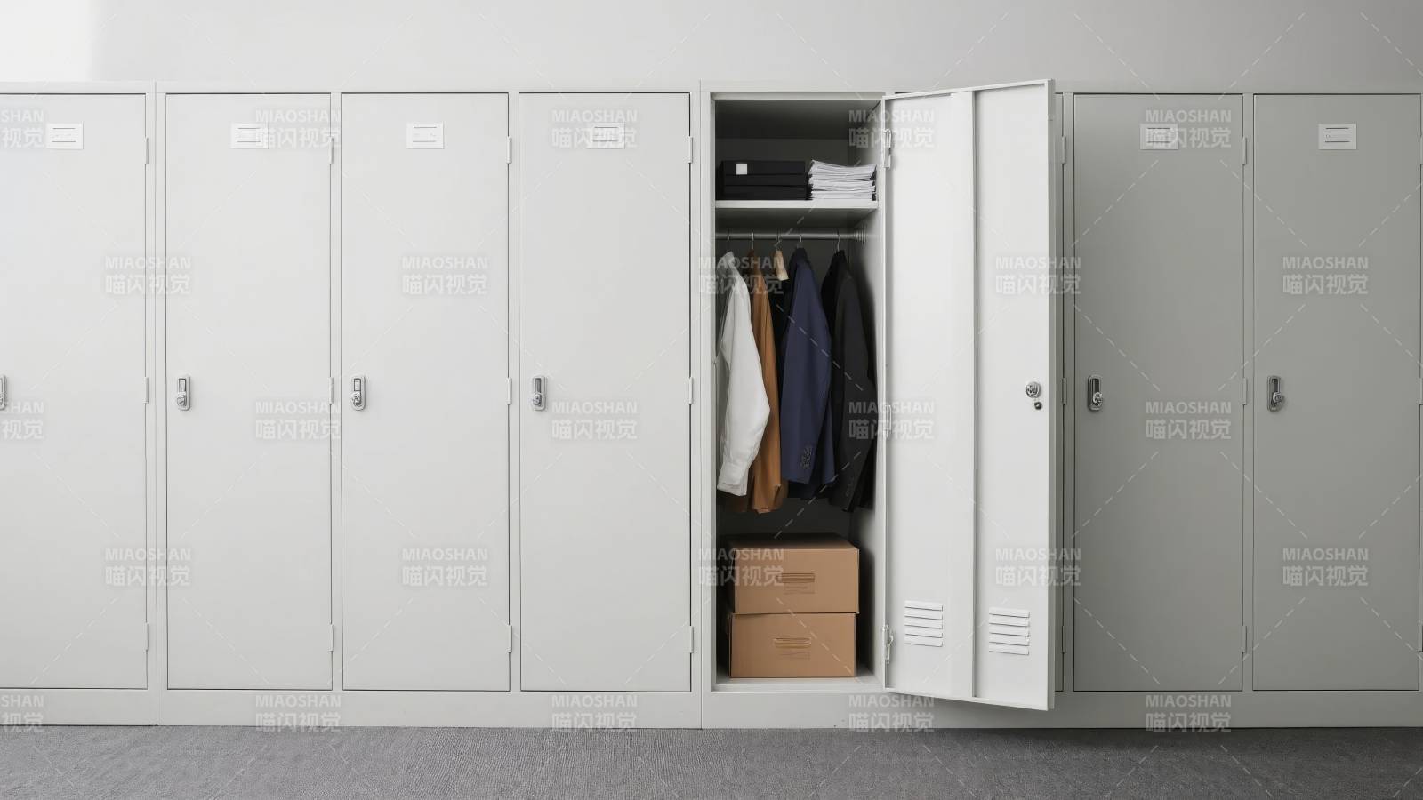 白色储物柜，一扇门打开展示衣物图片