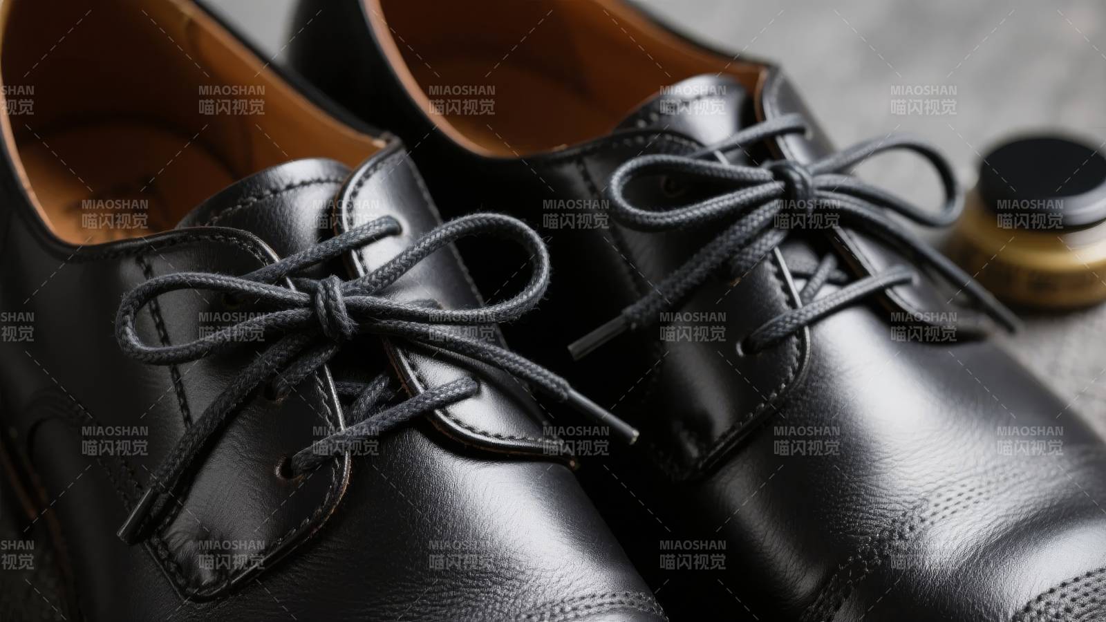 黑色皮鞋特写，系带整齐图片