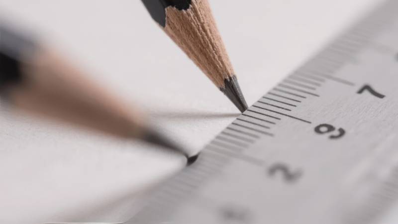 铅笔与尺子的精确测量图片