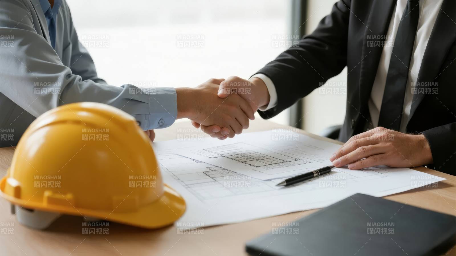 握手签约 工地合作图片