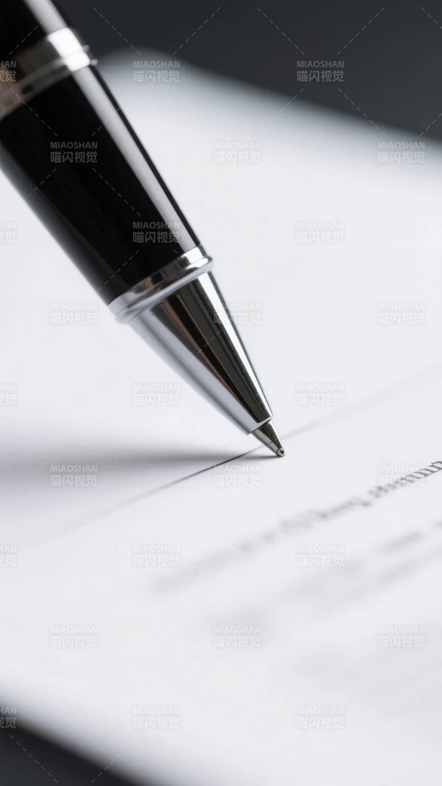 笔尖轻触纸面图片