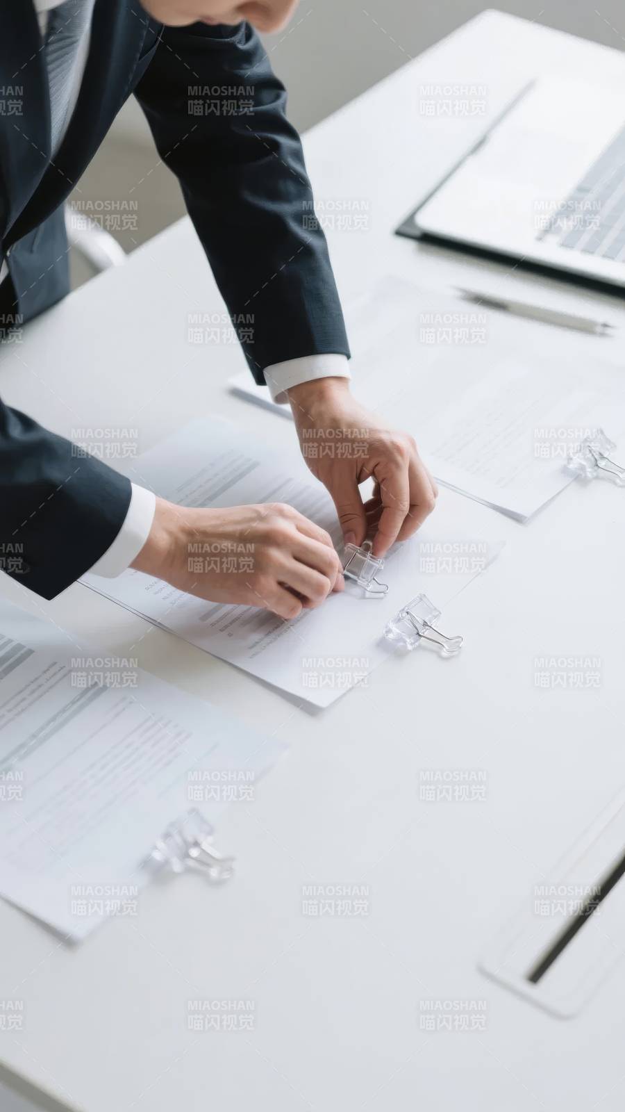 商务人士整理文件图片