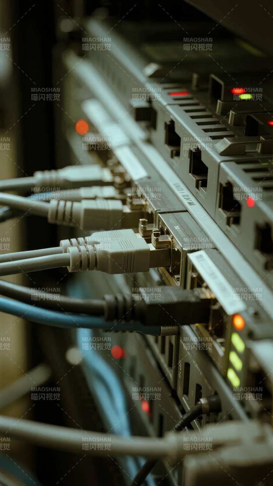 网络设备连接特写图片