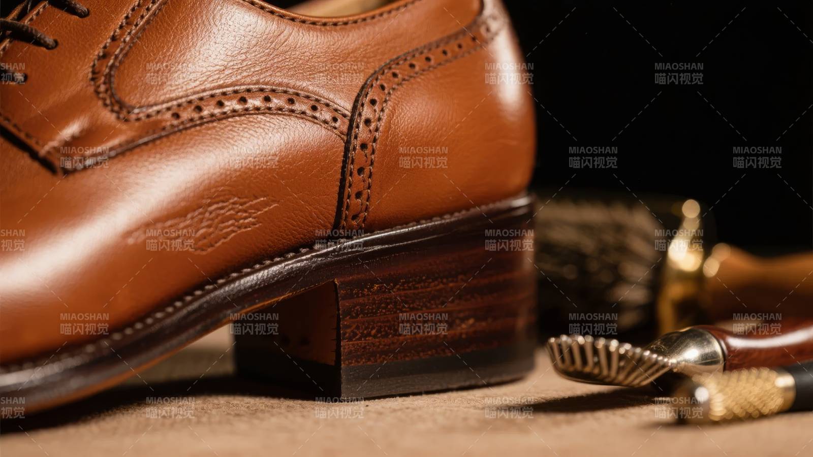 精致皮鞋与护理工具图片