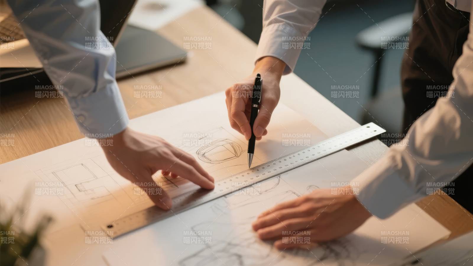 工程师协作绘图图片