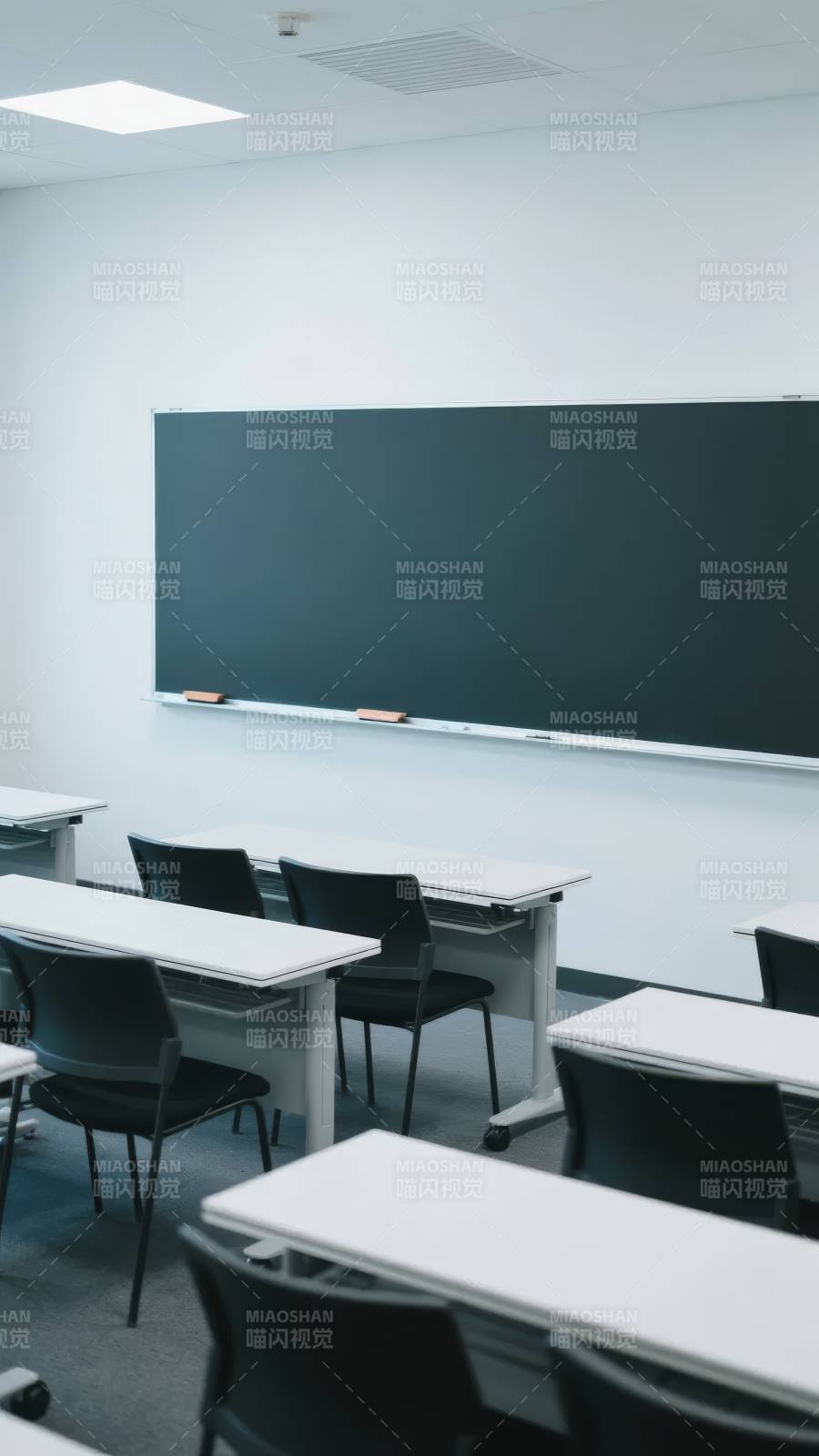 空教室静候学子图片