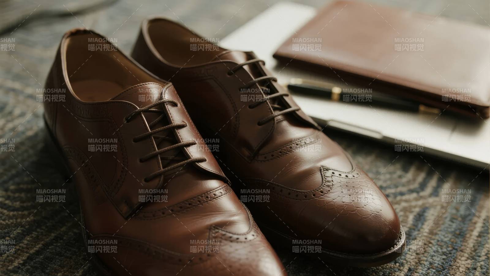棕色皮鞋静置地毯图片