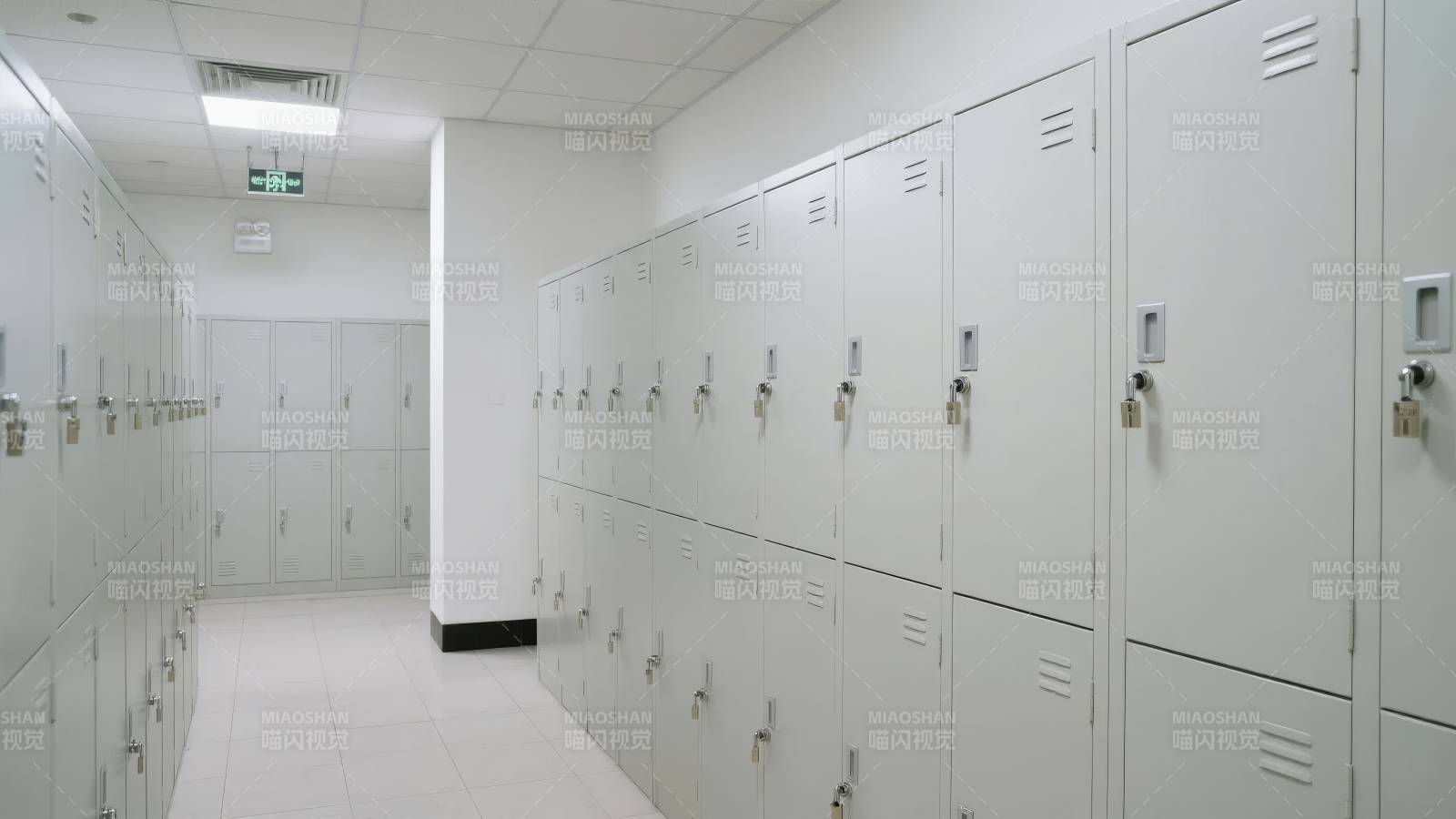 整洁的白色储物柜走廊图片