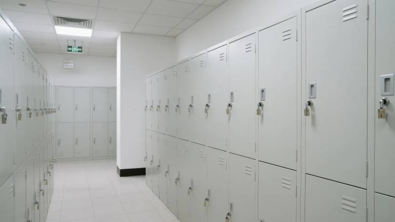 整洁的白色储物柜走廊图片