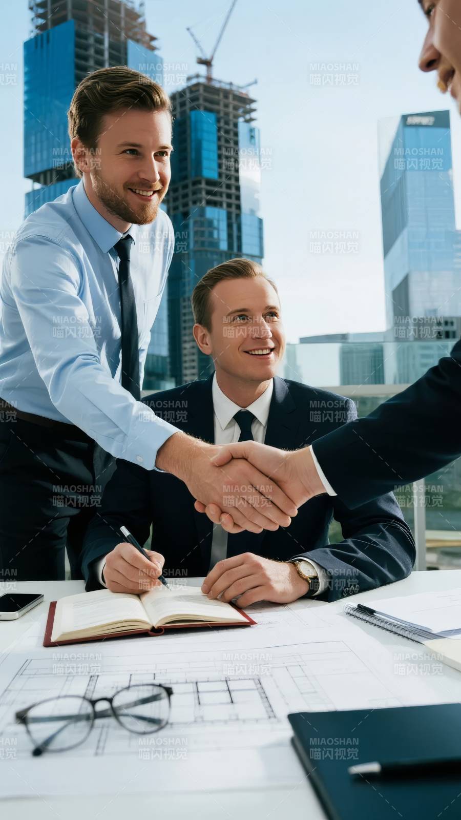 商务握手合作瞬间图片