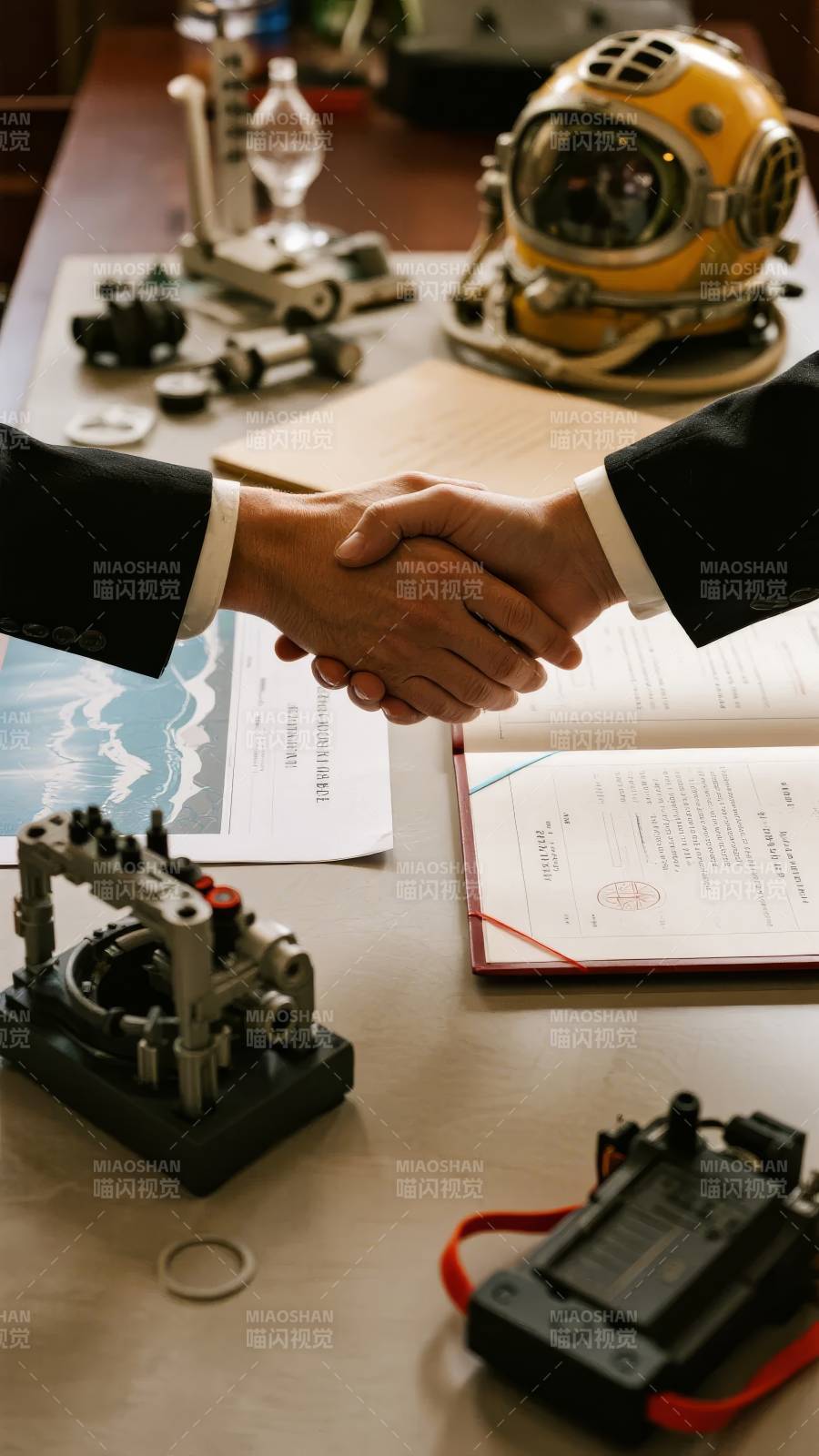 握手签约 科技见证图片