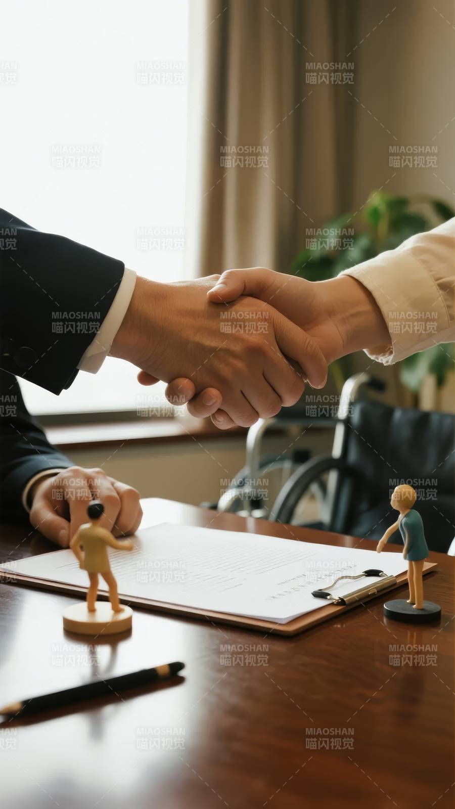 握手签约 合作达成图片