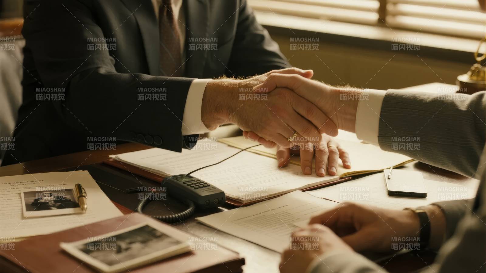 握手签约时刻图片