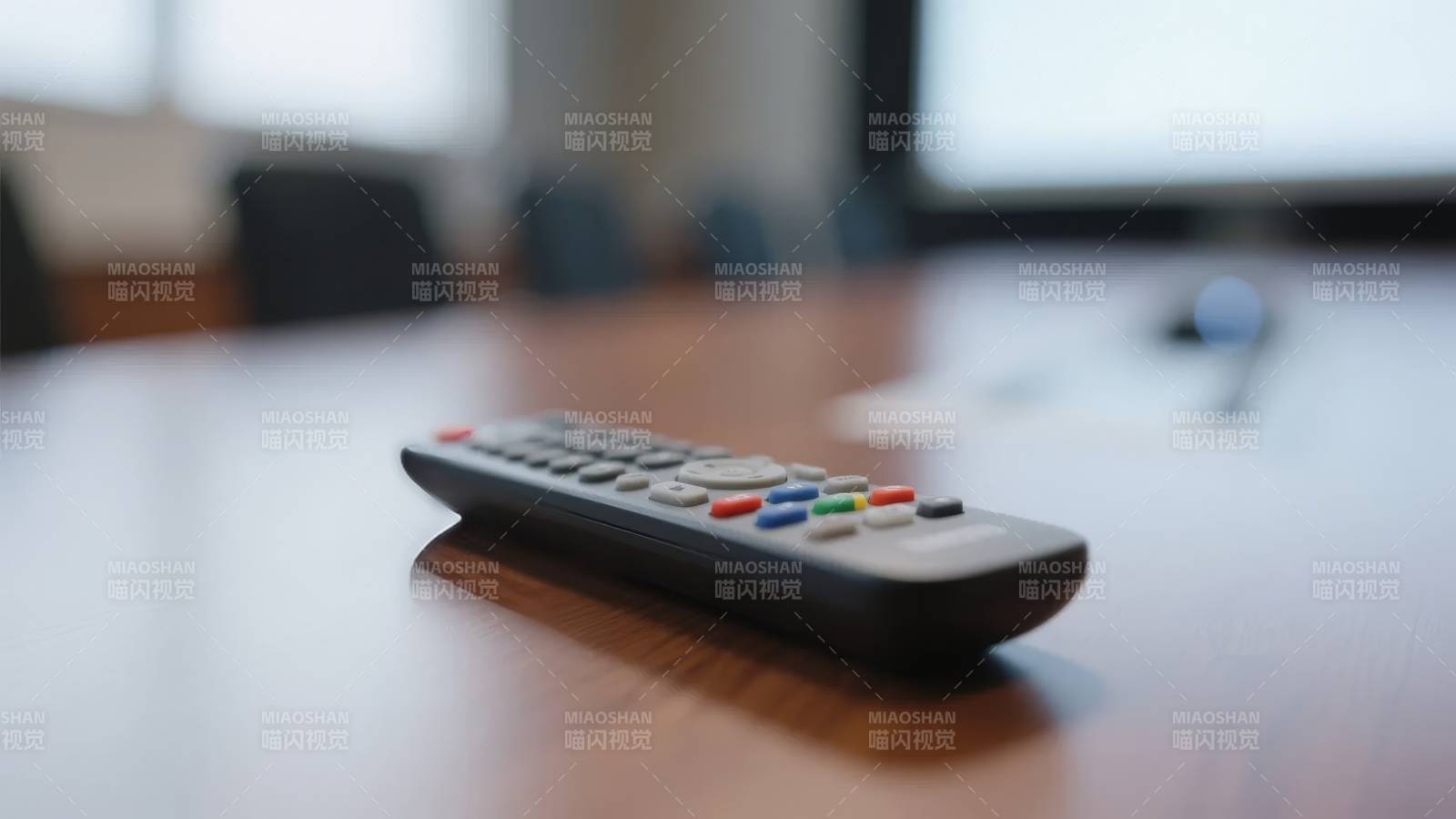 遥控器静置于桌面图片