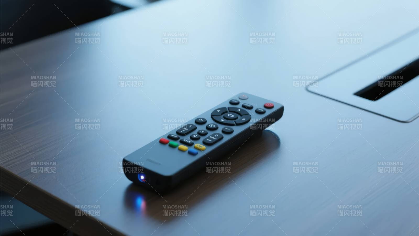 遥控器静置于桌面图片