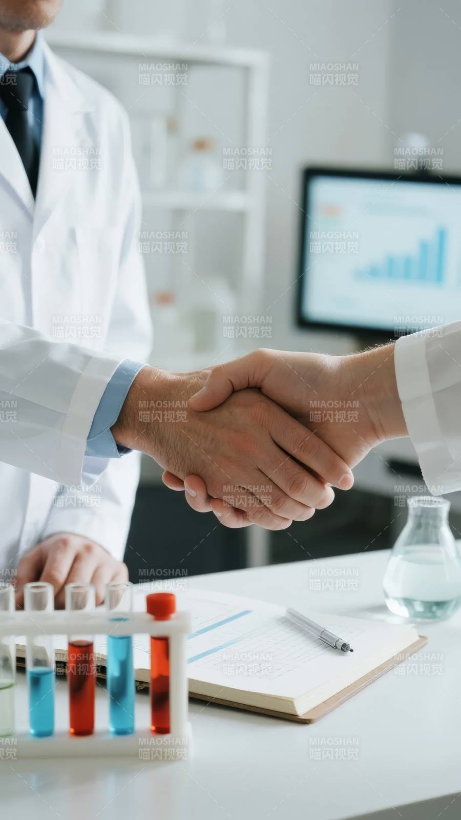 科研合作握手瞬间图片