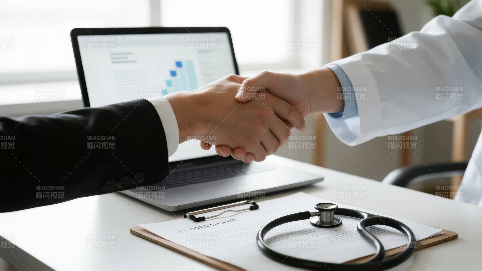 医患握手合作图片