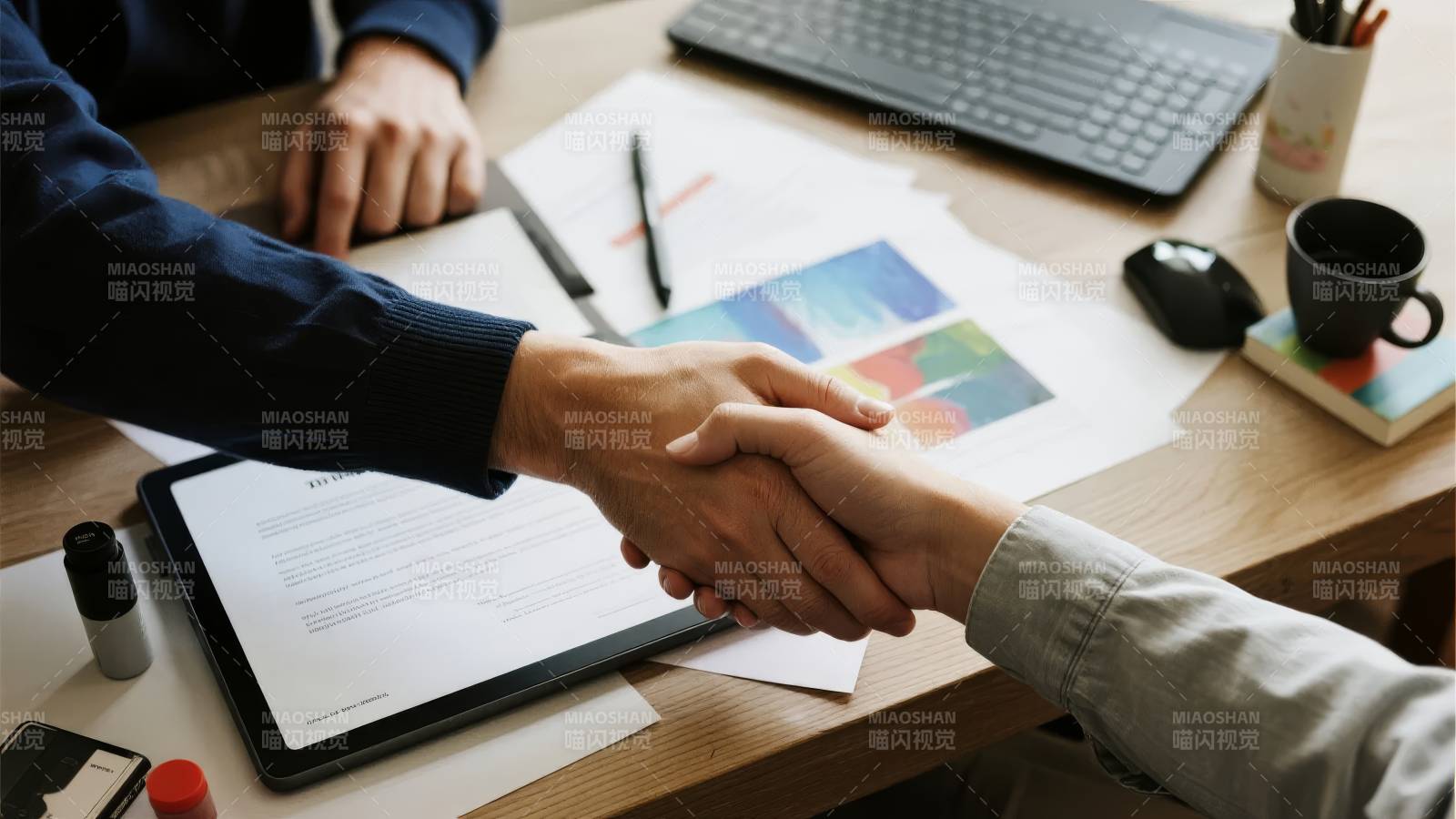 握手签约 合作达成图片