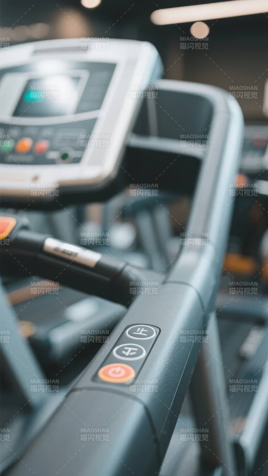 健身房跑步机特写图片