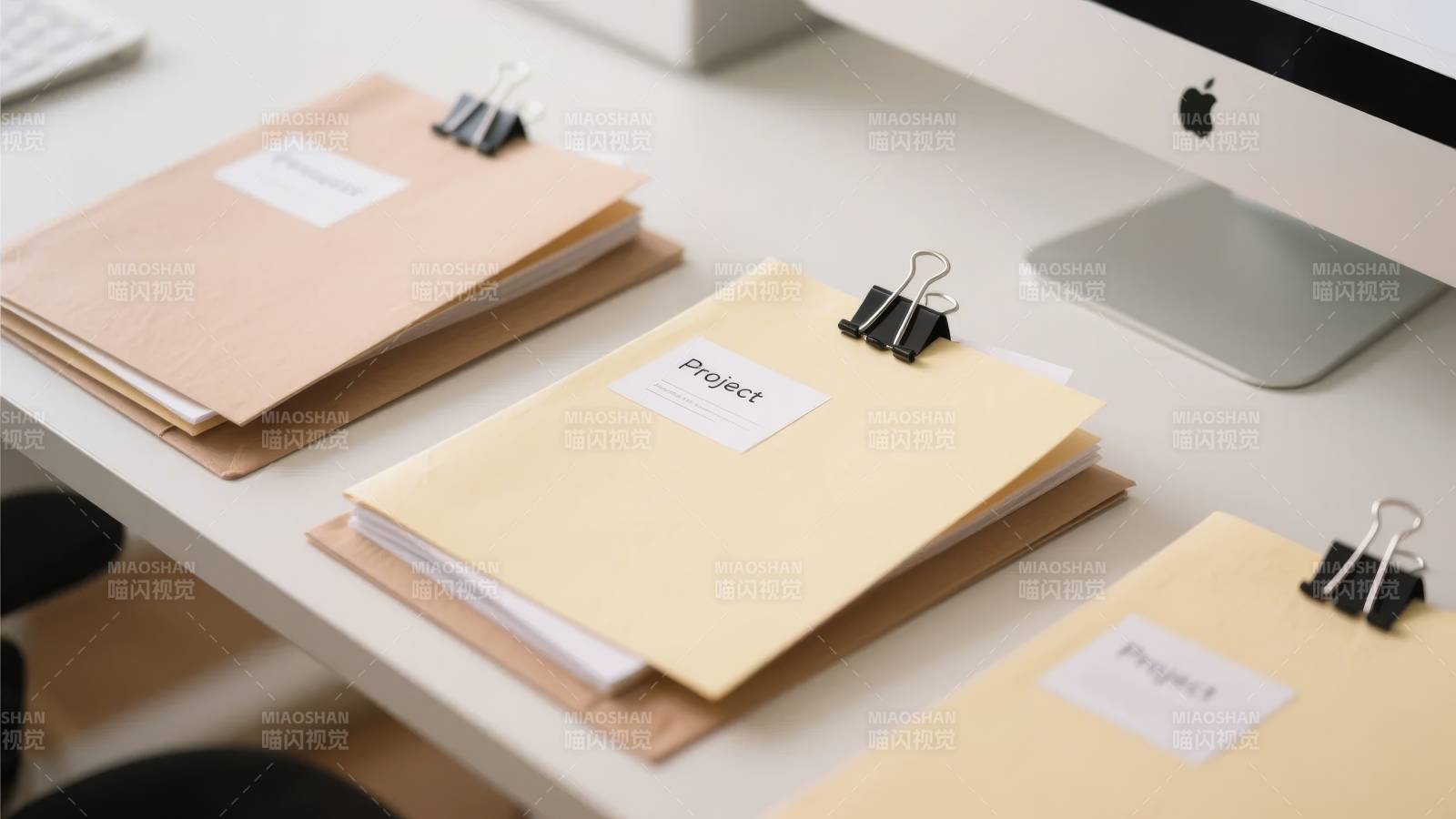 办公桌上的项目文件图片