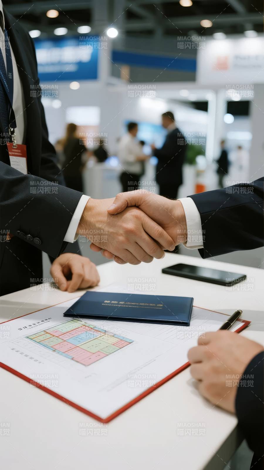 商务握手签约现场图片