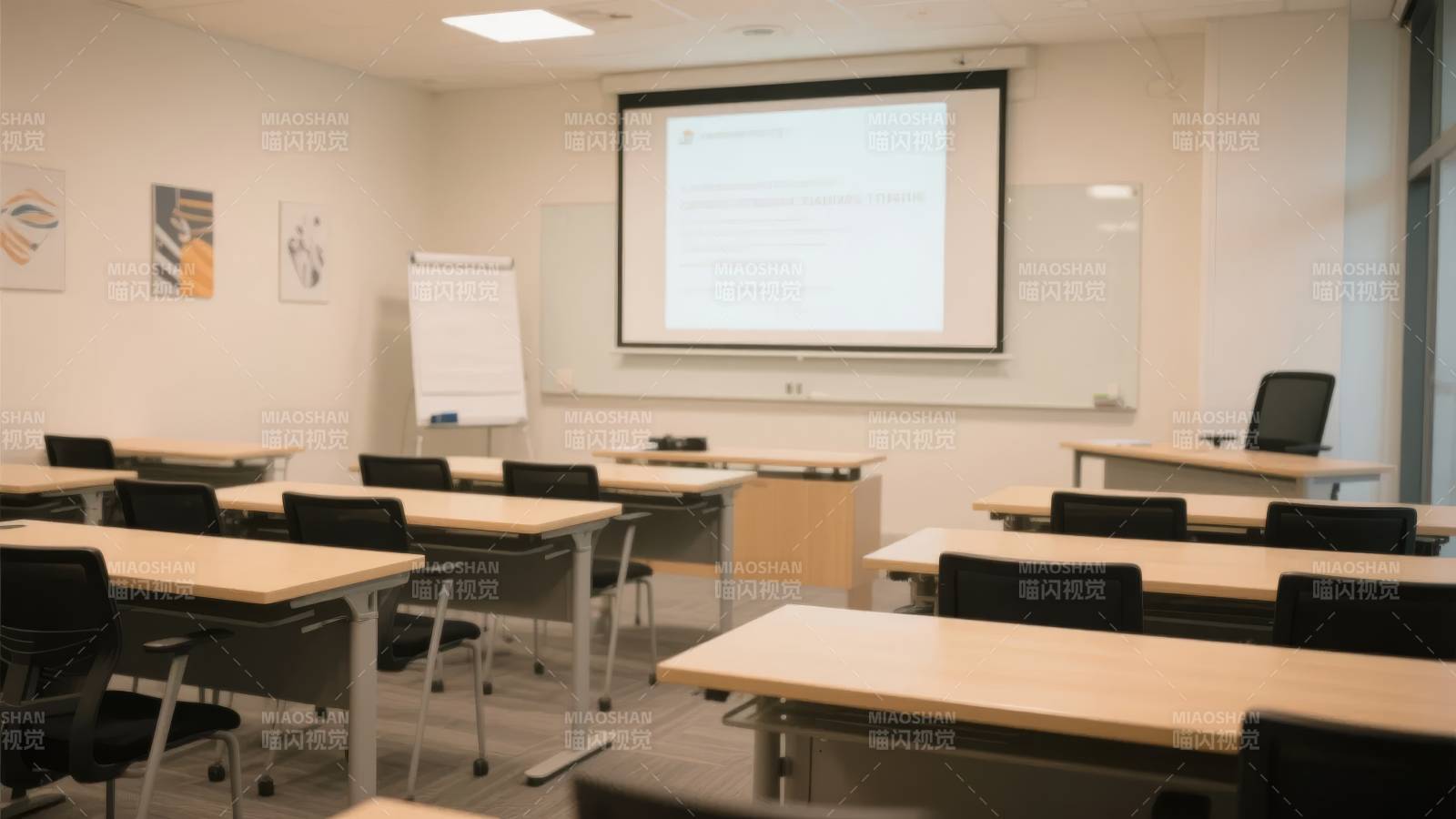 明亮教室授课场景图片