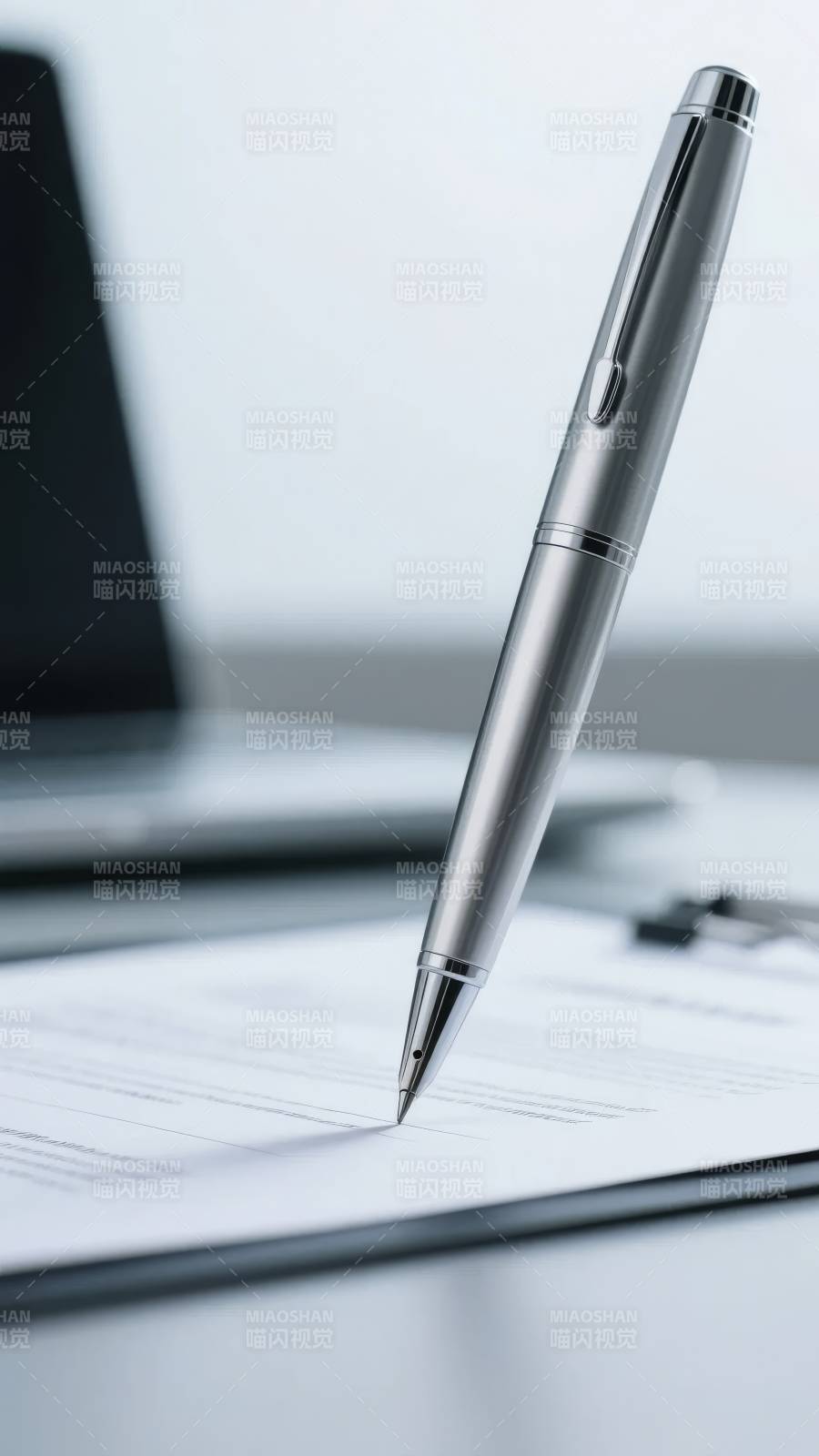 银色钢笔静置文件图片