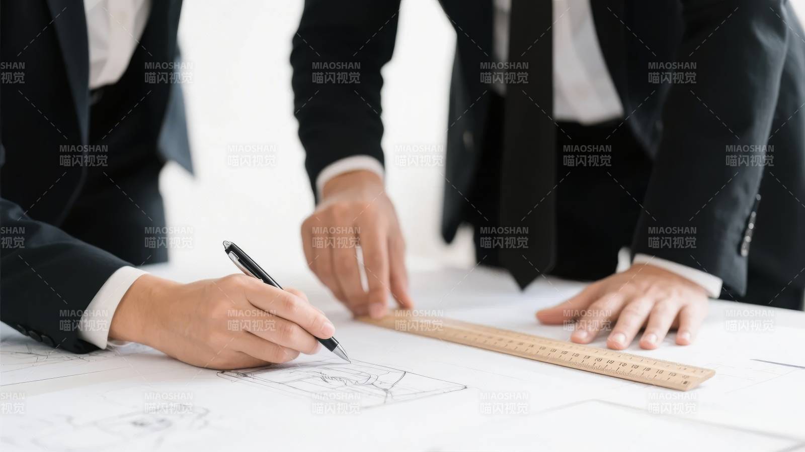 商务人士绘制图纸图片