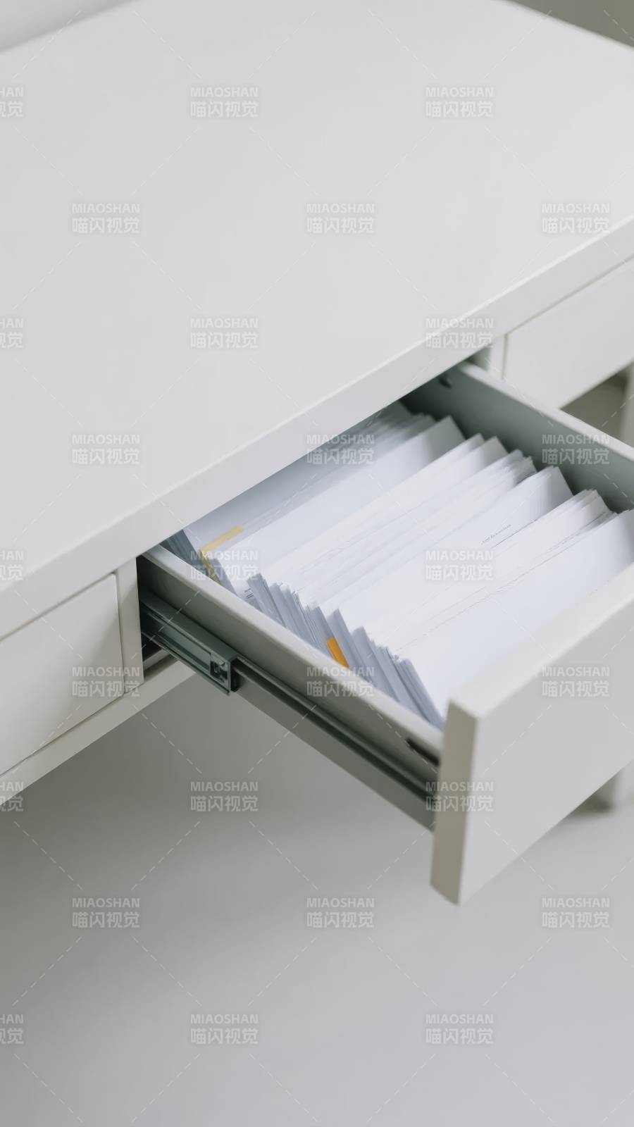 抽屉里的文件整齐排列图片