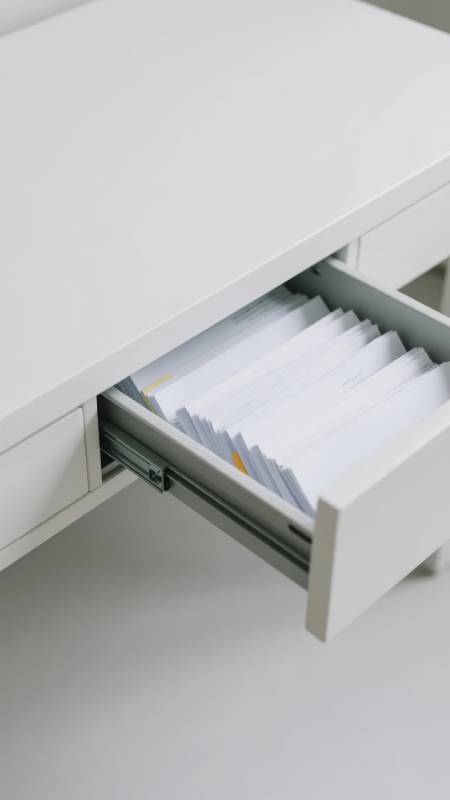 抽屉里的文件整齐排列图片