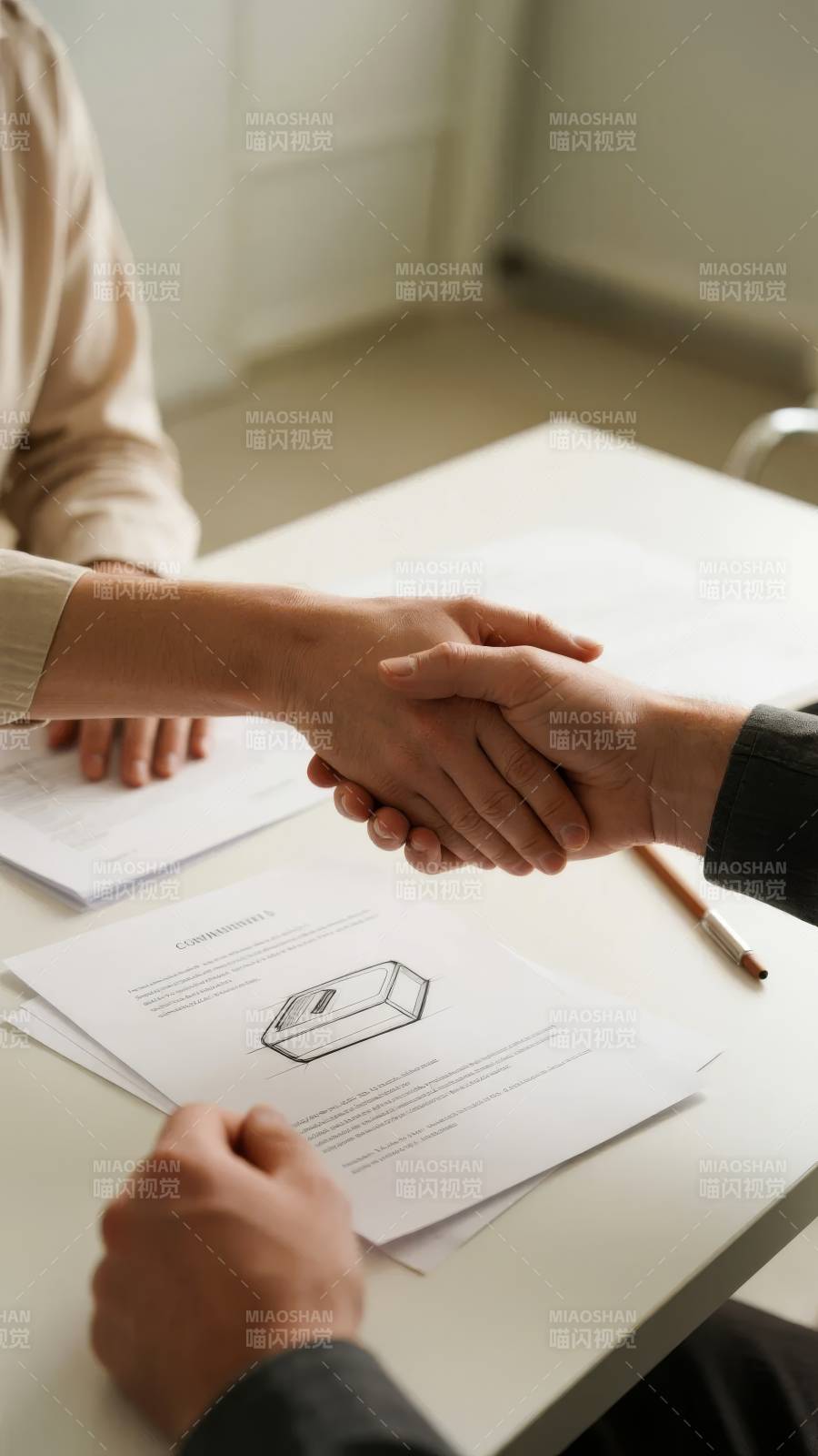 握手签约时刻图片
