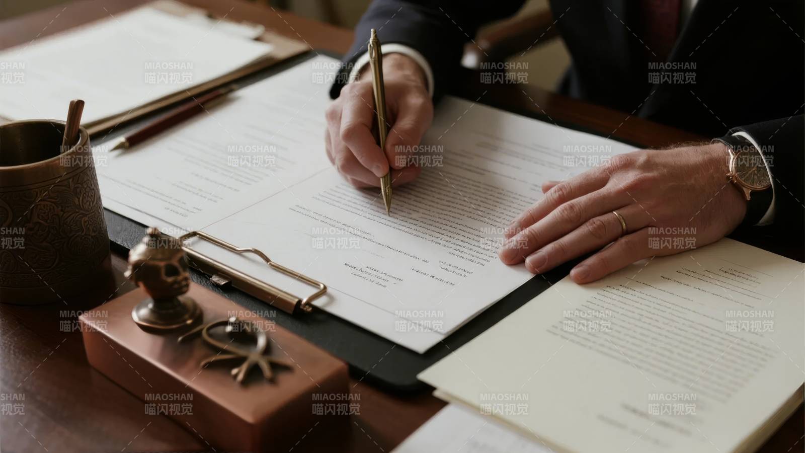 签署重要文件图片