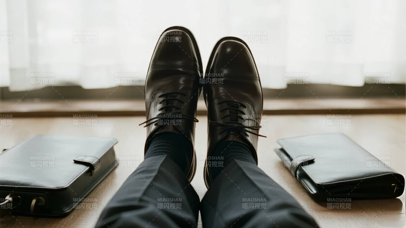 商务人士的脚与公文包图片