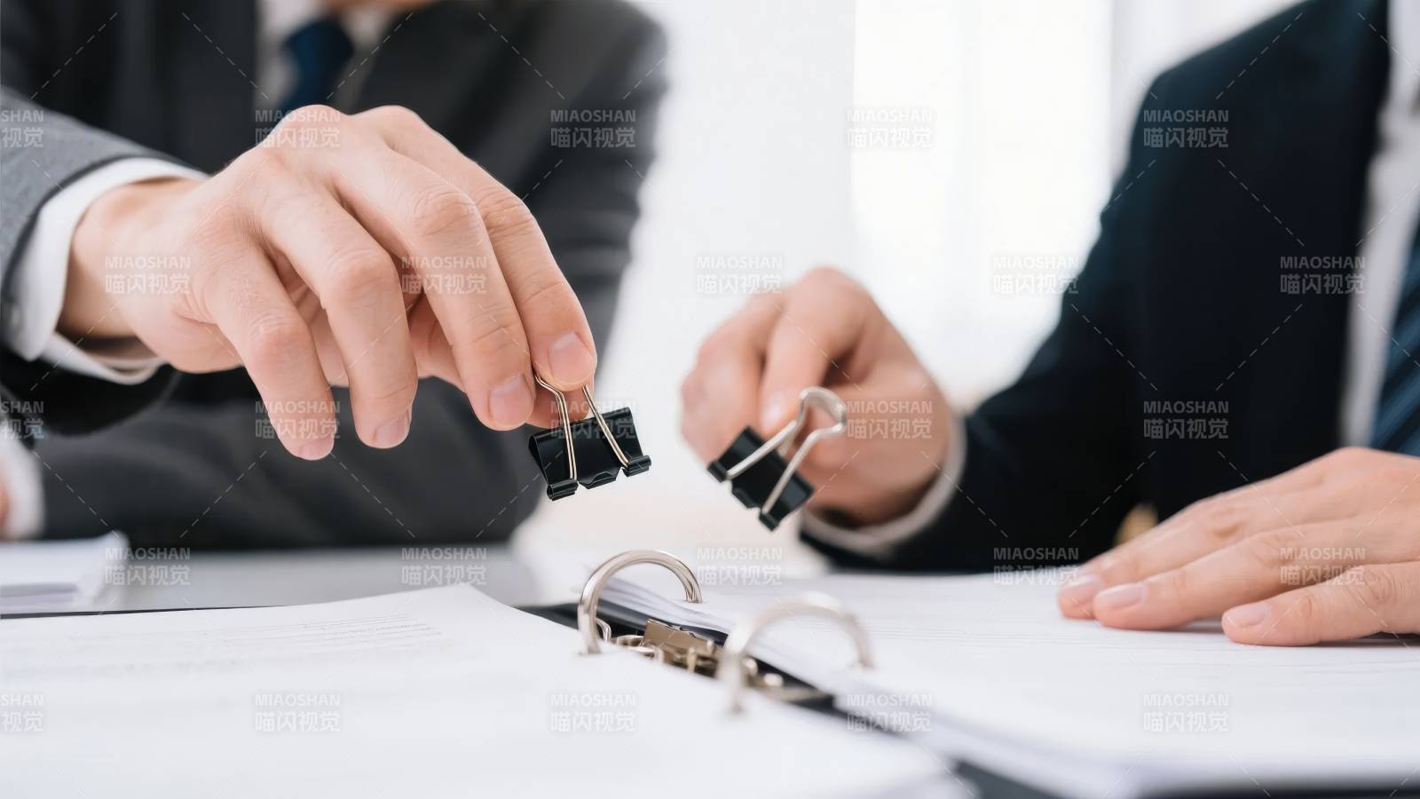 商务人士整理文件图片