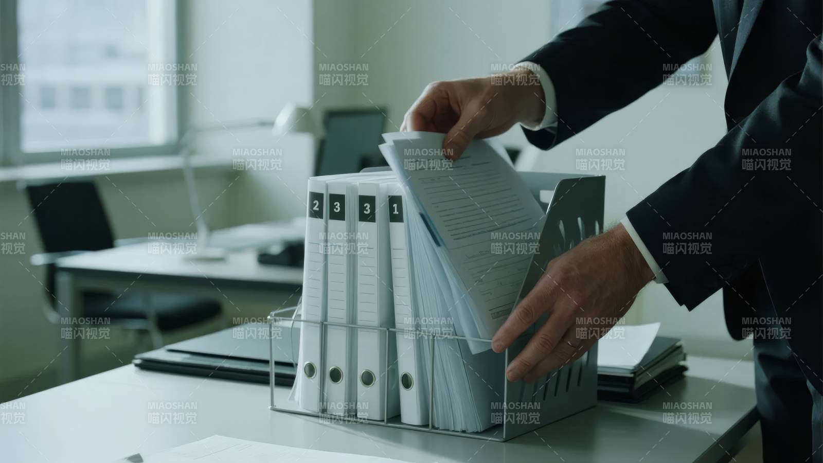 办公桌前整理文件图片