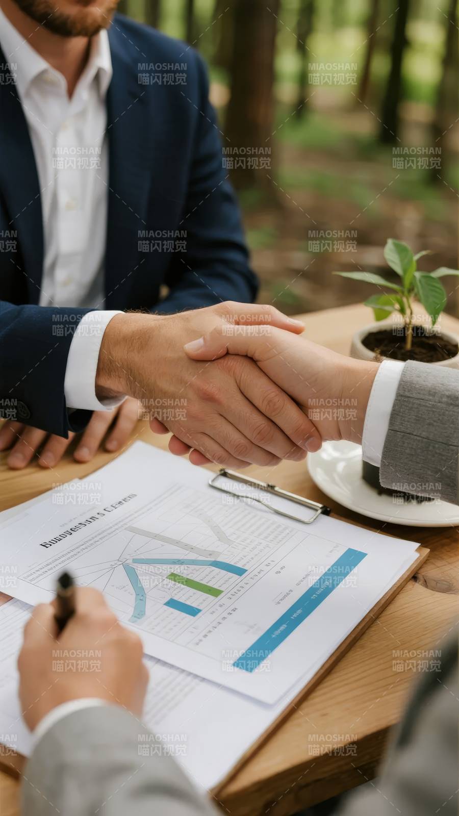 森林中的商务握手图片