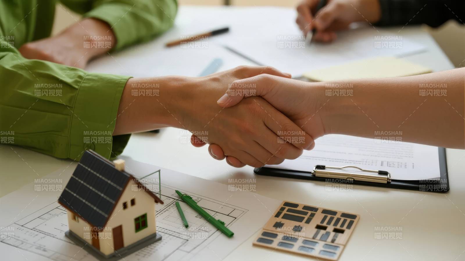 握手签约房屋模型图片