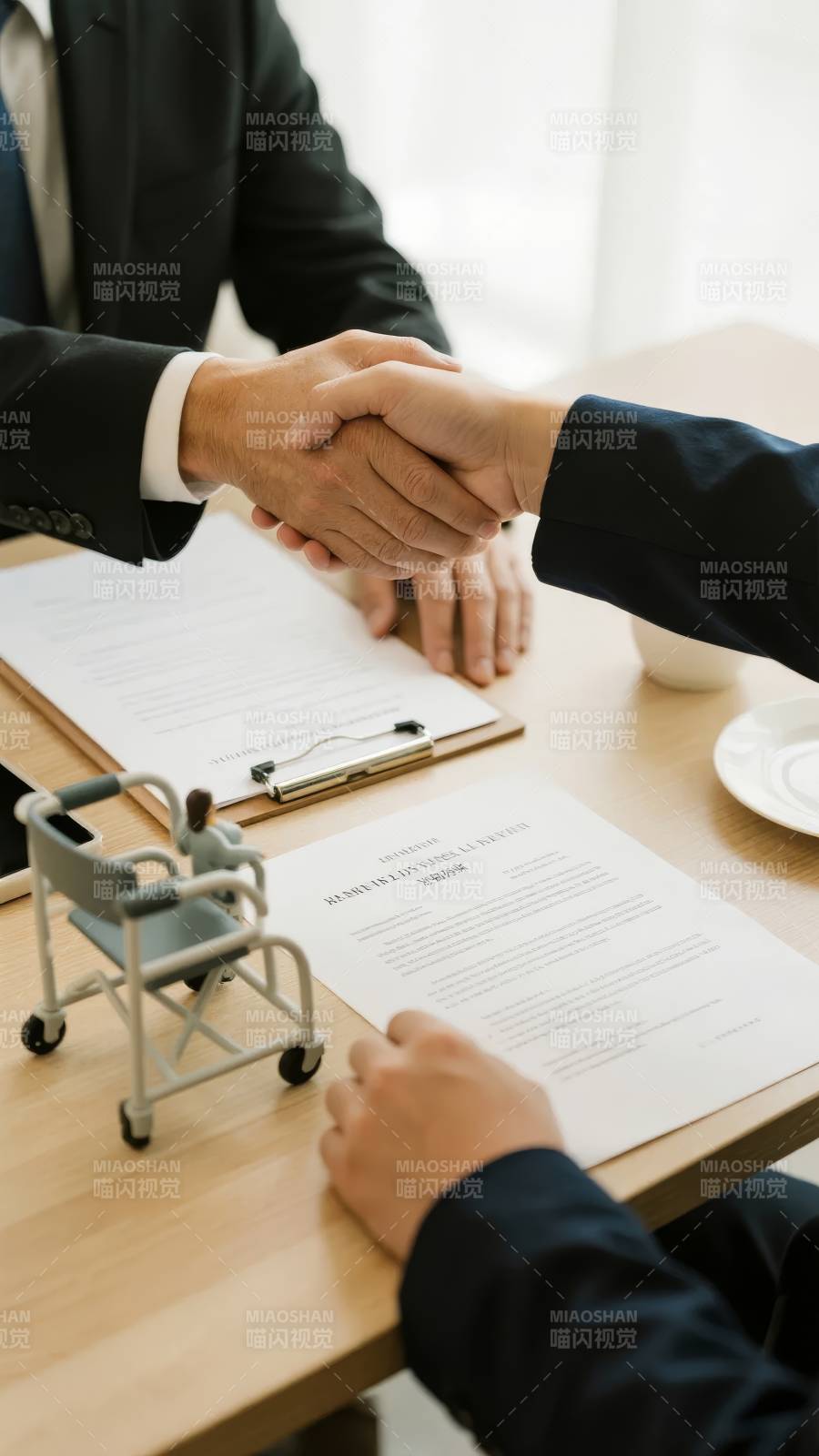 签约握手 合作启程图片