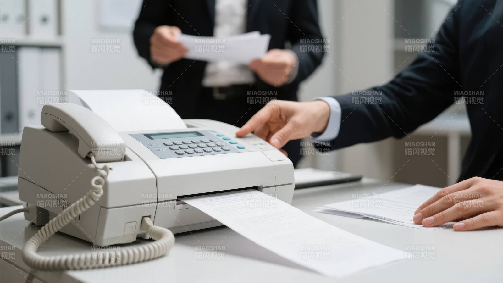 办公传真机使用中图片