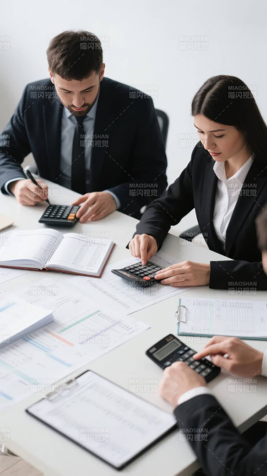 商务团队核算会议图片