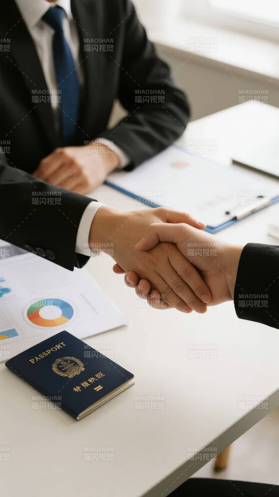 商务握手签约瞬间图片