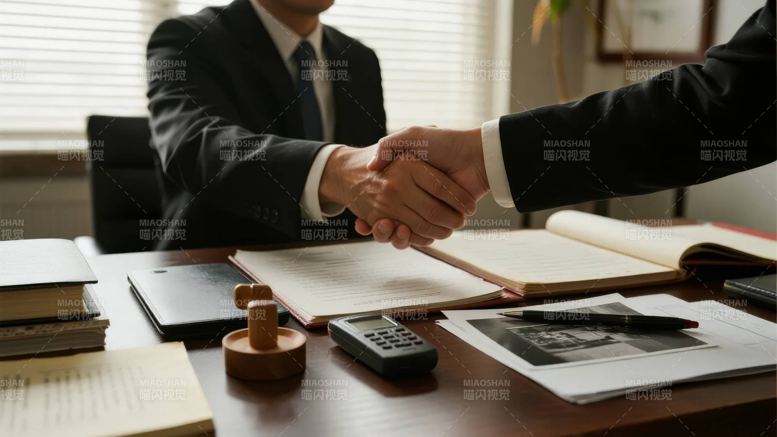 商务握手签约现场图片