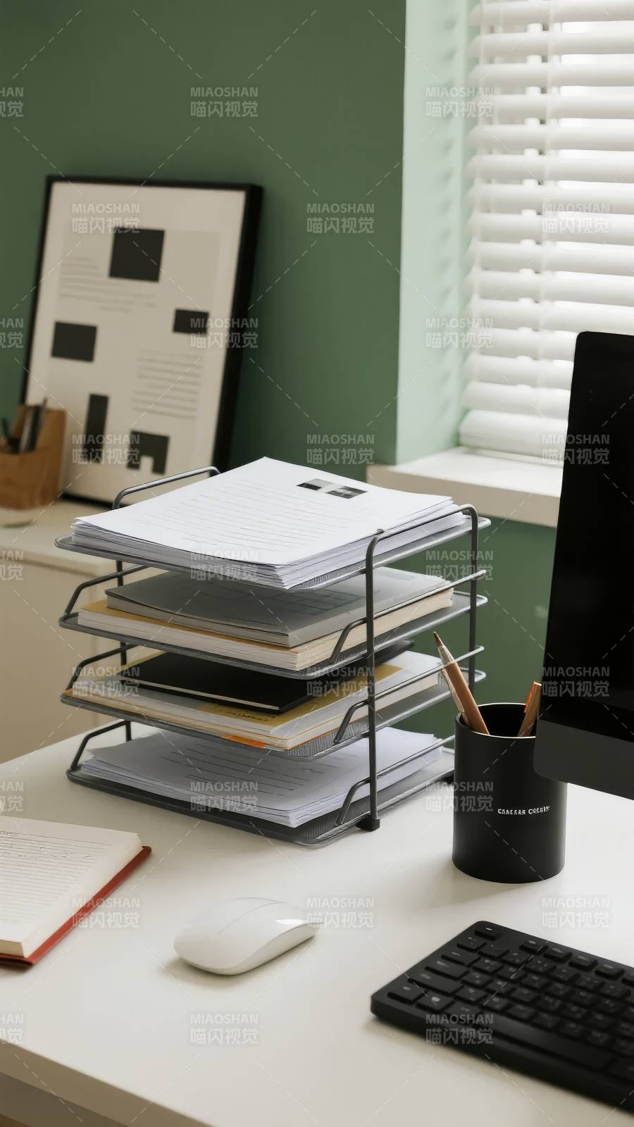 整洁办公桌一角图片