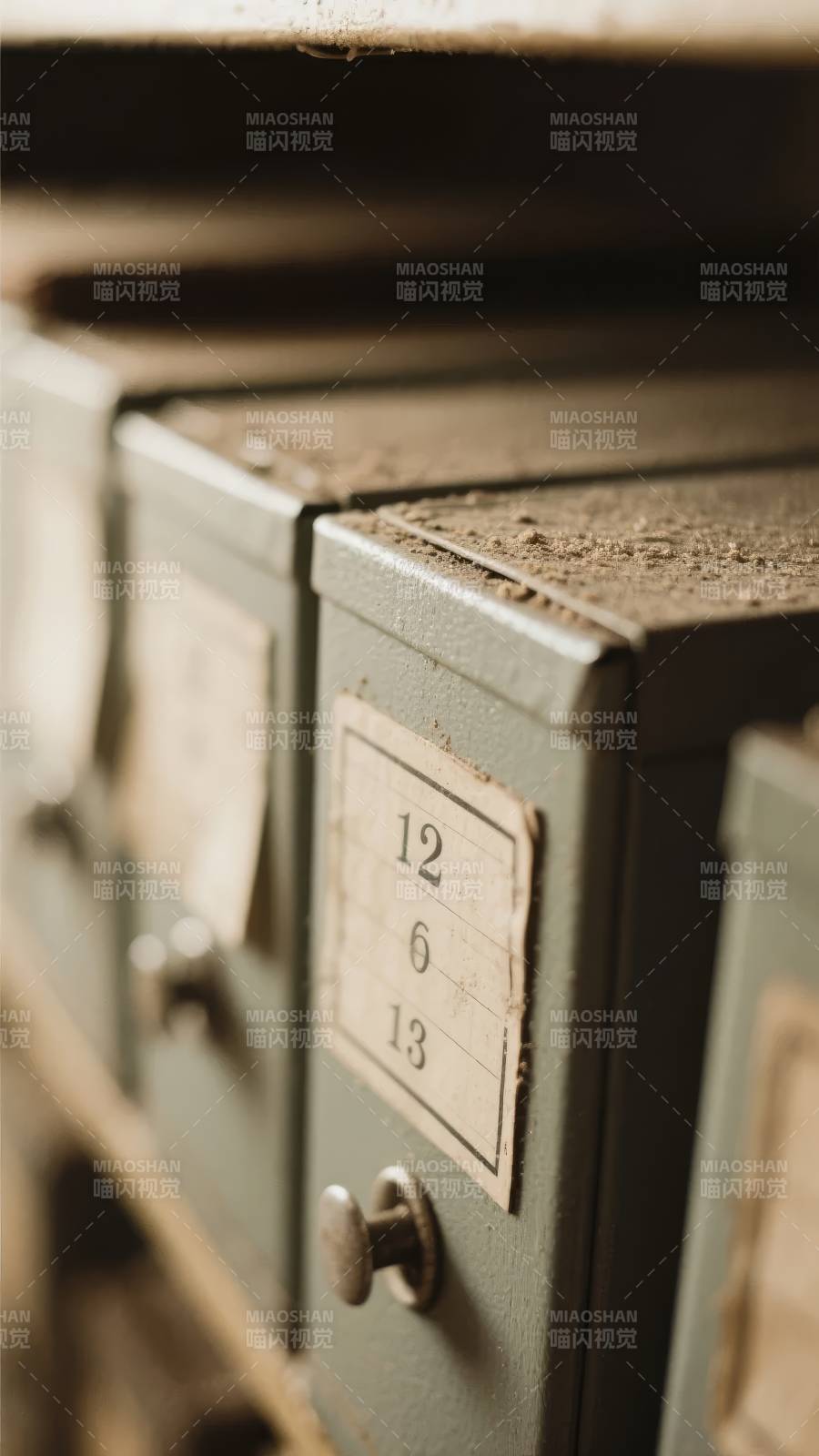 旧式文件柜特写图片