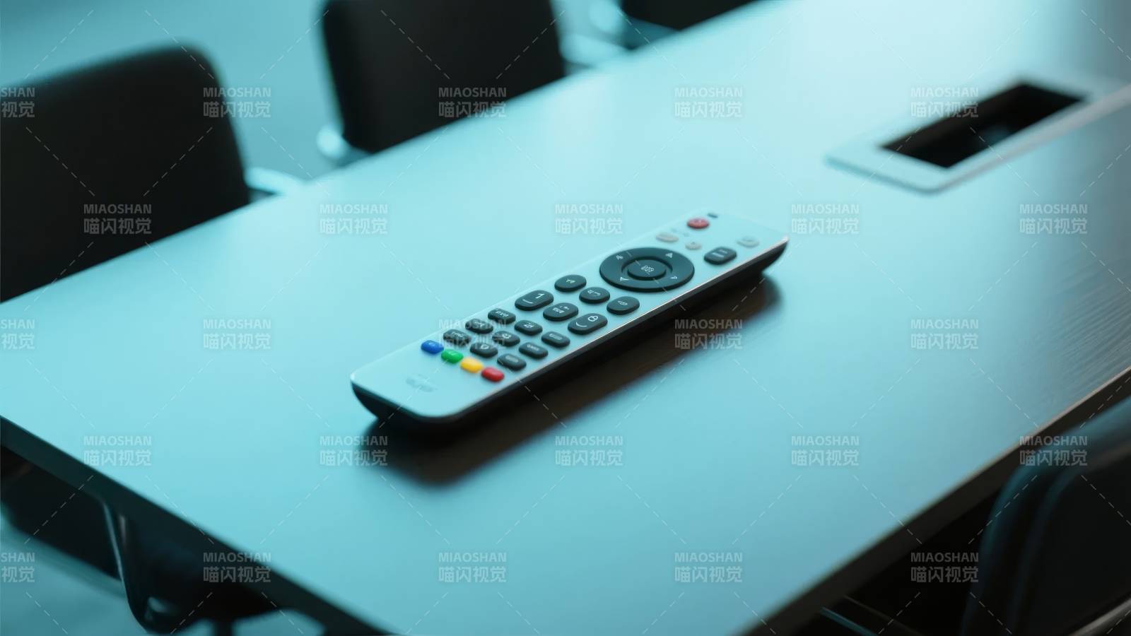 遥控器静置于桌面上图片