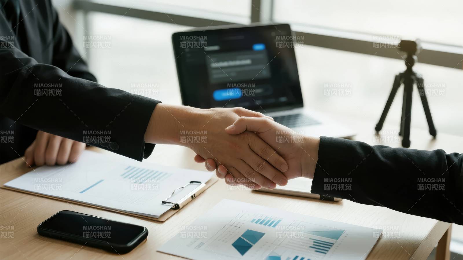 商务握手合作图片