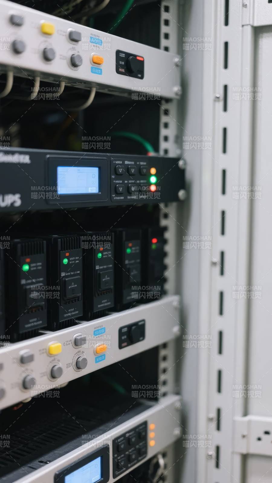 服务器机柜特写图片