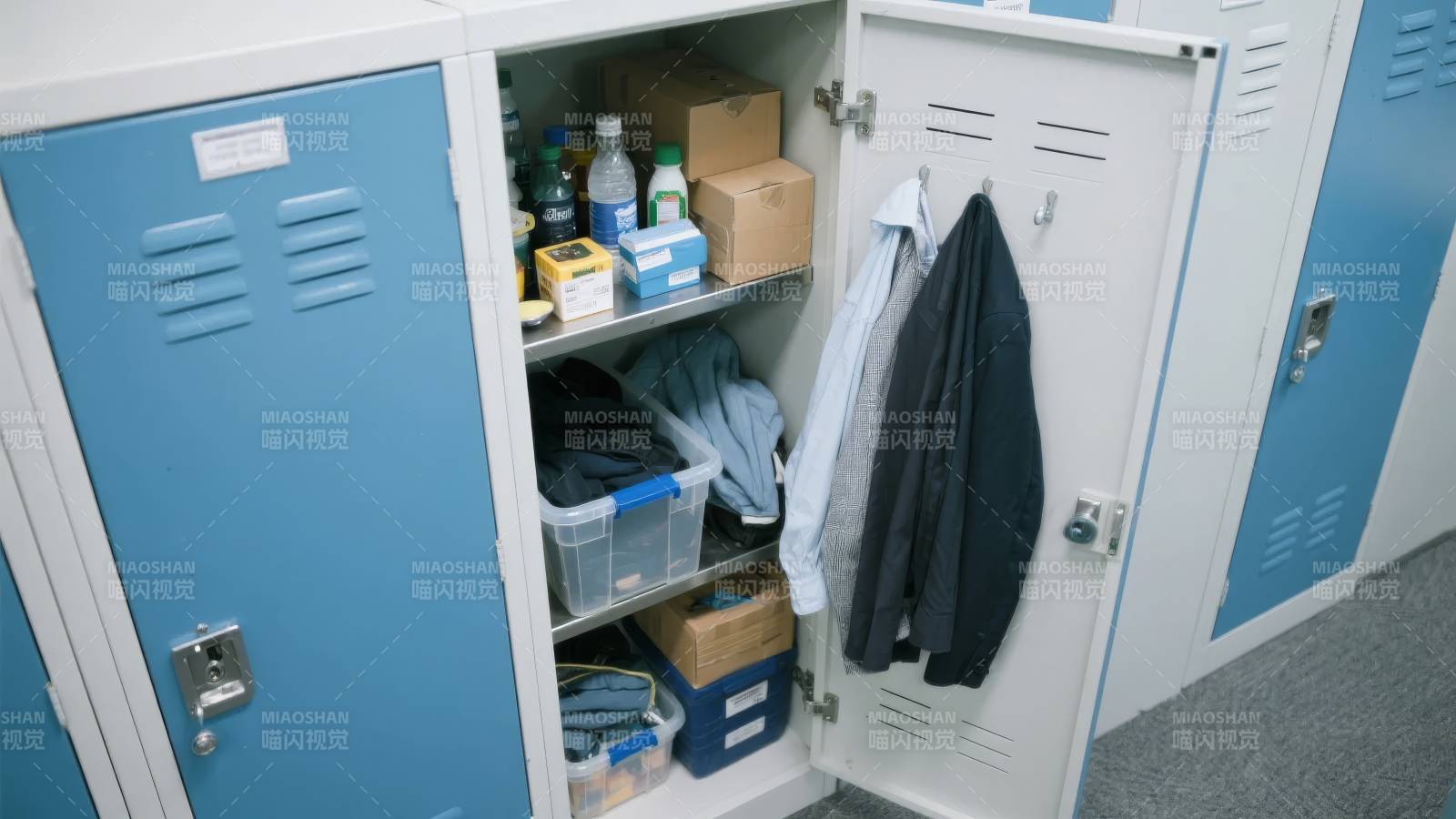 整洁的储物柜内部图片